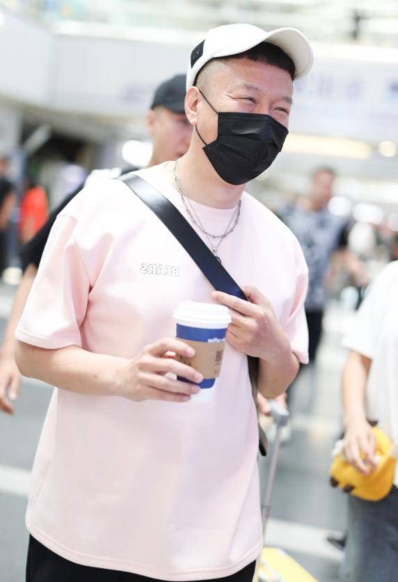 个性|50岁孙红雷爱上粉嫩穿搭，穿淡粉色短袖配短裤，“颜王”真是潮男