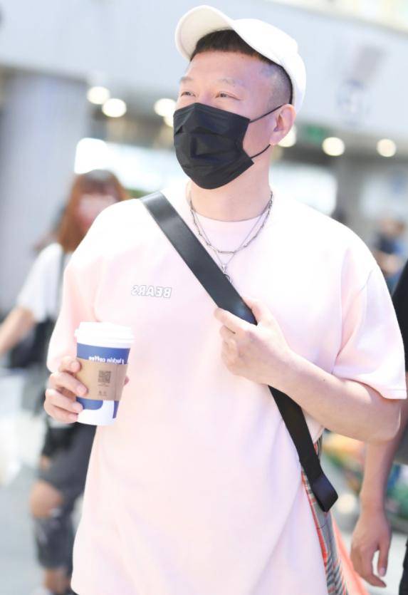 个性|50岁孙红雷爱上粉嫩穿搭，穿淡粉色短袖配短裤，“颜王”真是潮男