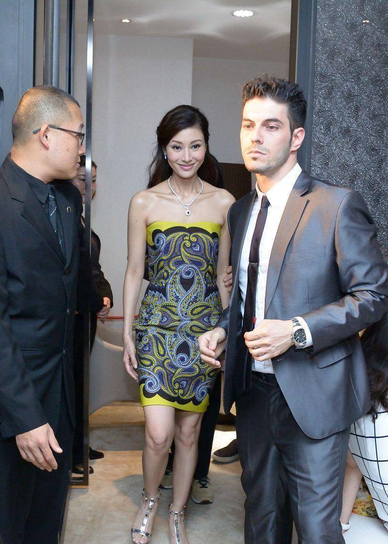 整体|李嘉欣虽然瘦却很健康，依旧有年轻时的样子，一袭长裙真挺美