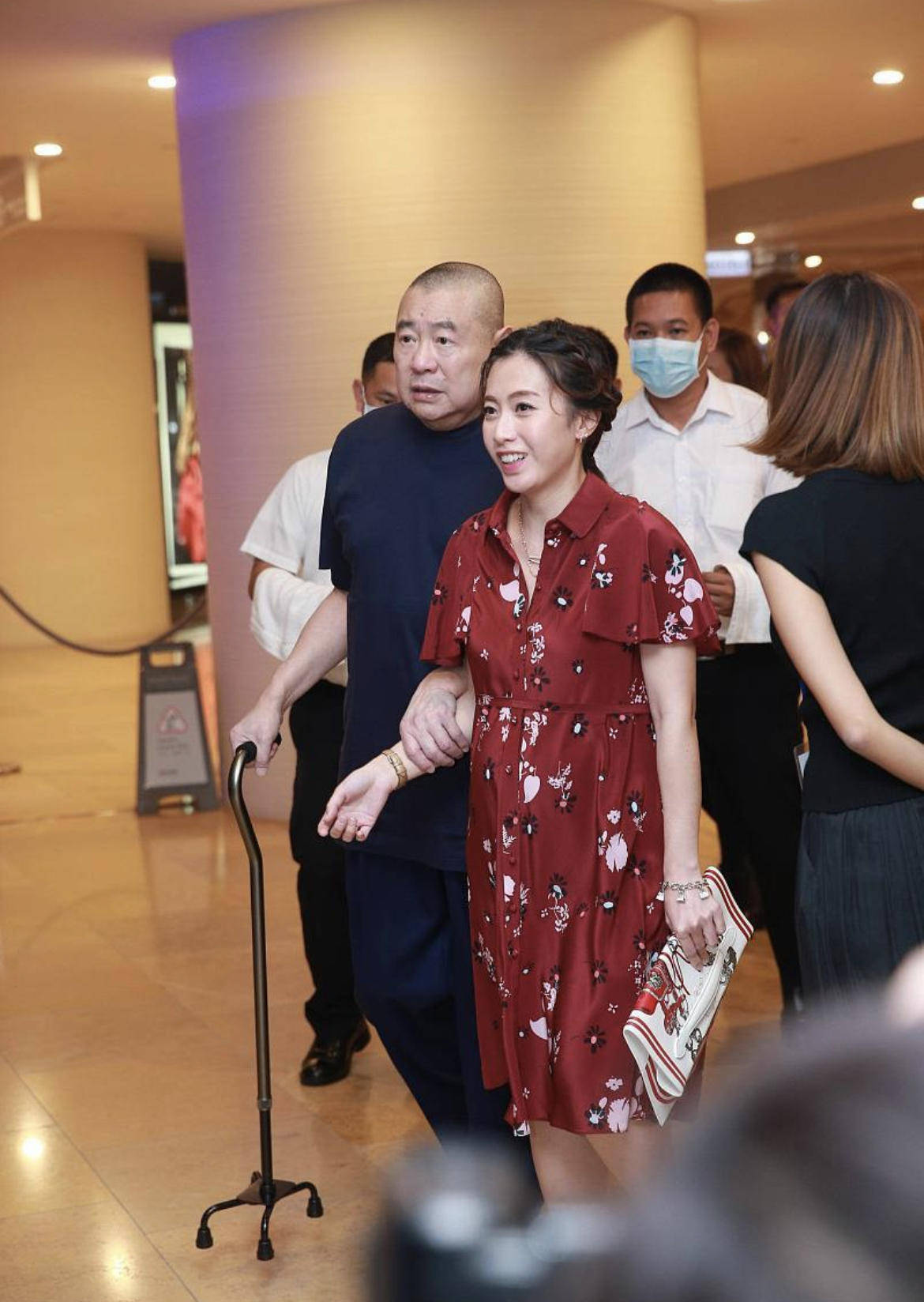 原创甘比这次穿对了,身穿一袭黑白色蕾丝拼接连衣裙亮相,优雅又大气