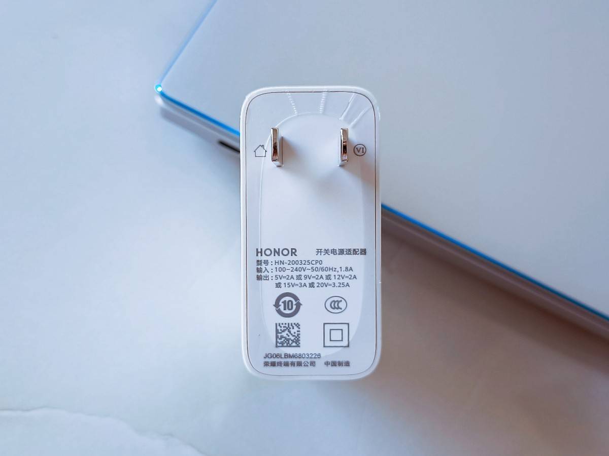 在配置上,荣耀magicbook 14锐龙版配备了amd锐龙5 5500u处理器和