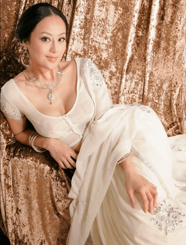 章小蕙|章小蕙气质全开，身穿一袭白色薄纱套装凹凸有致，曲线感满分