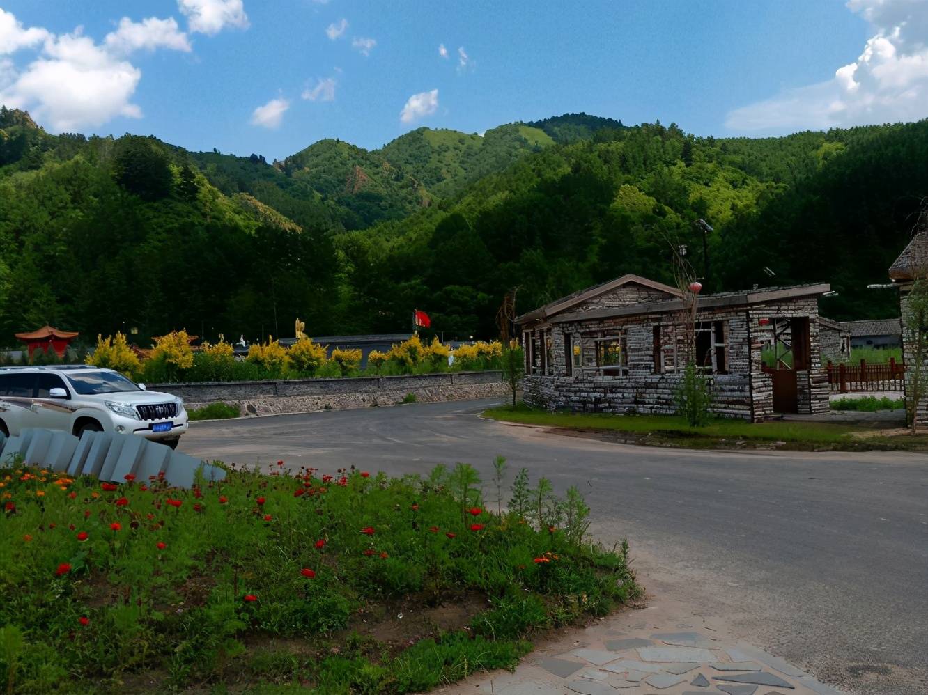 承德围场塞罕坝满乡一号农家院各式独特蒙古包建在草原山林中