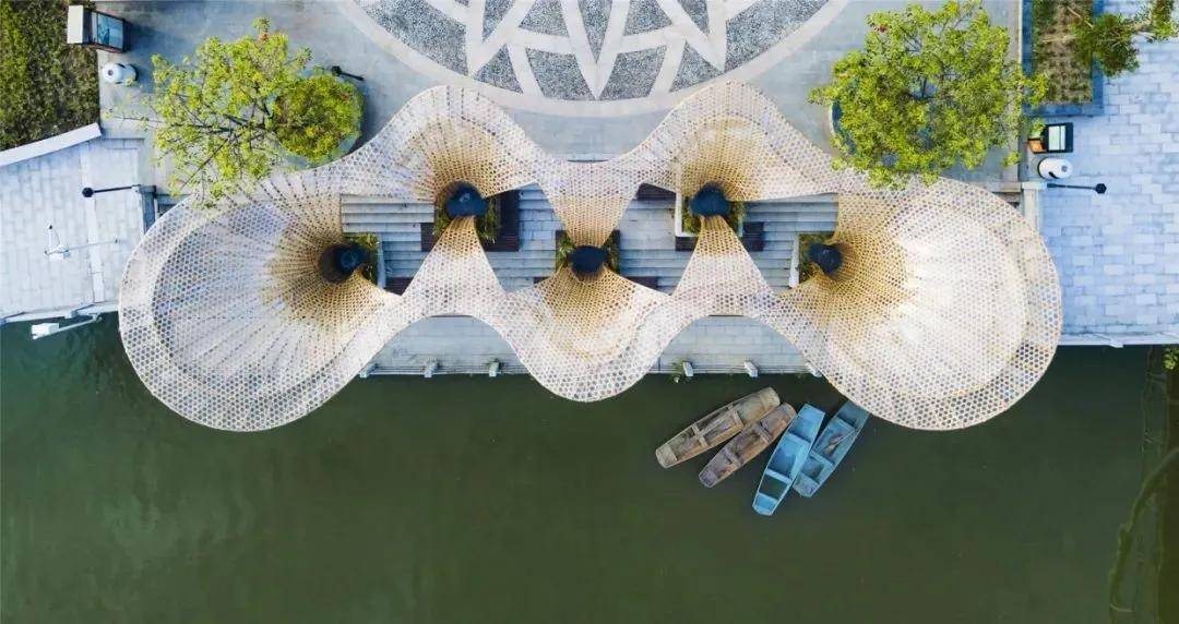 与台阶结合,提供最大化的滨水灰空间,该竹廊底下