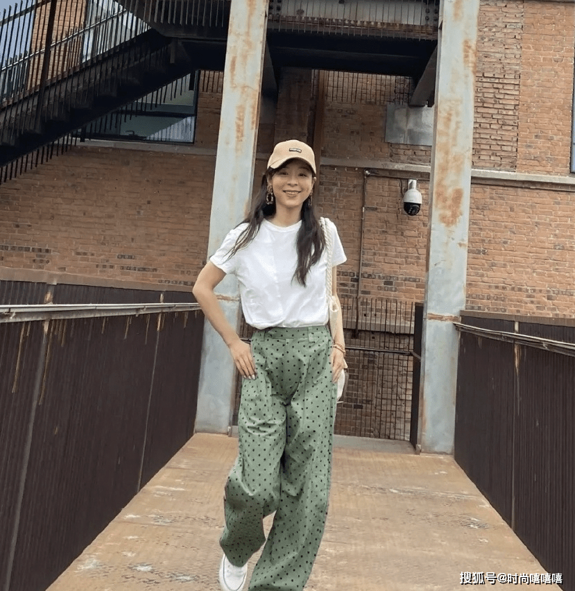 张静初|张静初罕见晒私服自拍，都是休闲风清纯又减龄，夏天出游穿好舒适