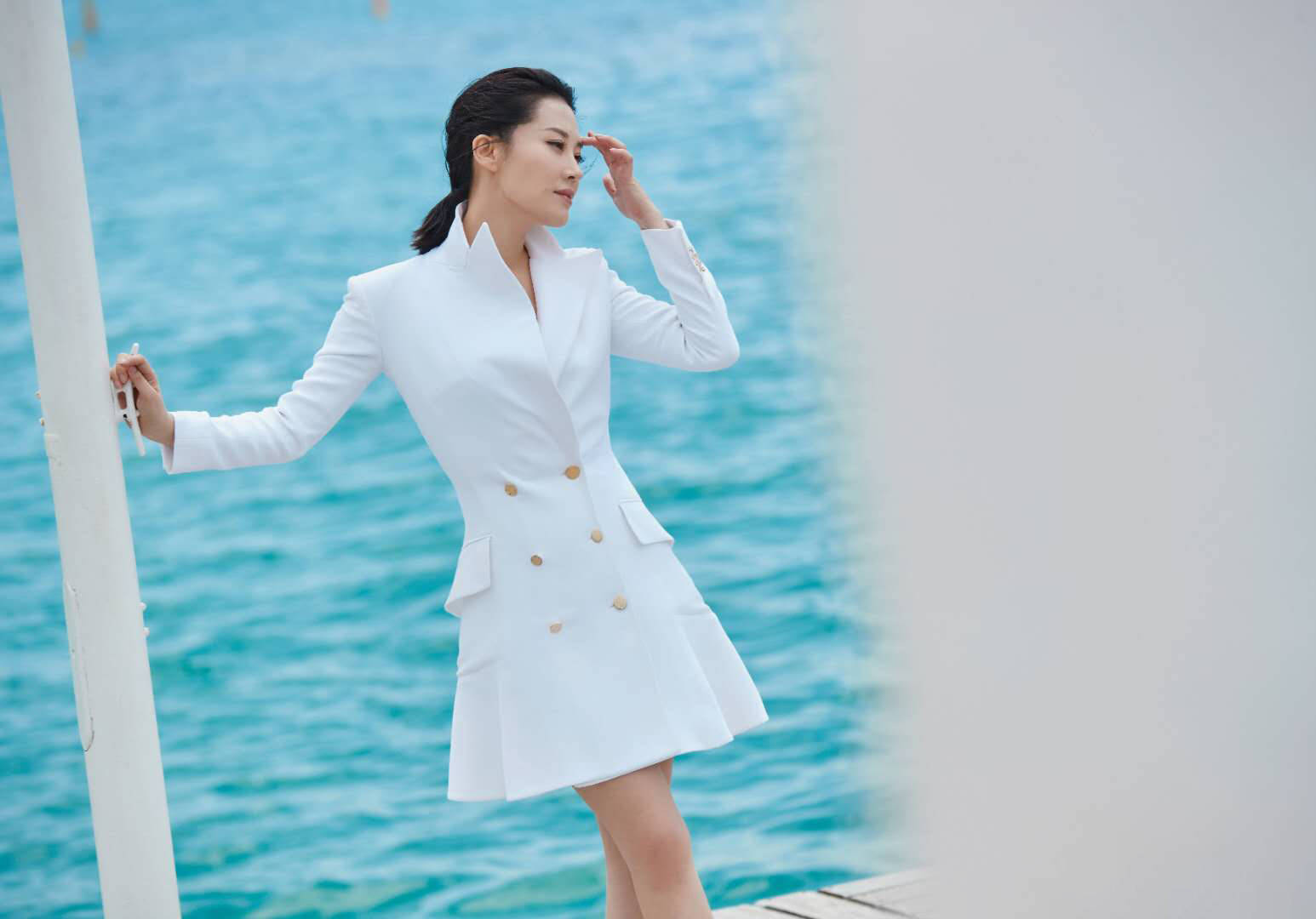 黑色|50岁许晴真不服老，一袭低V领黑色网纱裙女人味十足，美得好动人