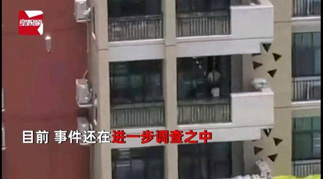 防护|心痛！高温下幼儿园老师将小孩锁无防护阳台外！邻居隔空大喊怒问
