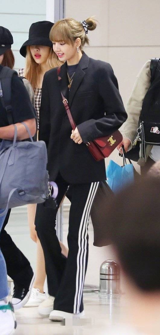 审美|blackpink最新机场秀,智妮秀蛮腰Lisa扎丸子头,彩英格纹裙抢镜