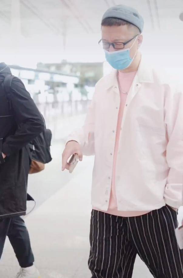 个性|50岁孙红雷爱上粉嫩穿搭，穿淡粉色短袖配短裤，“颜王”真是潮男