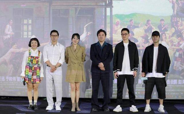 吊带|辣目洋子穿花哨裙子亮相,虽然长相普通,但脸蛋肉感十足很抢镜