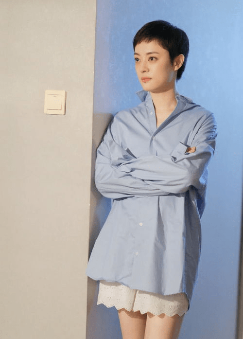 身材|孙俪逃出发福发胖,蓝色印花上衣配短裤优雅温柔,随性又显气质