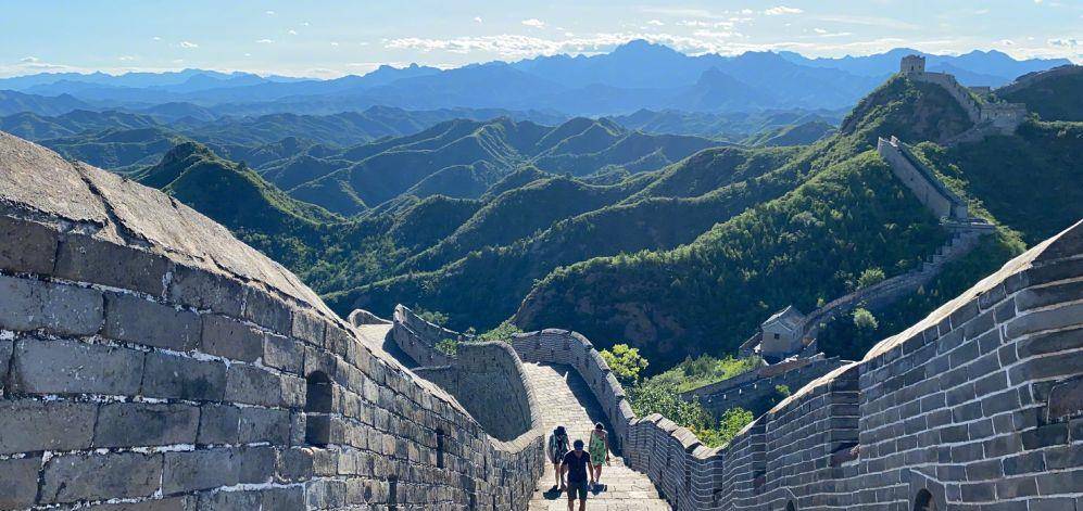 运动感|超模吕燕全家游长城，法国老公和混血儿子超帅，40岁身材依旧抢眼