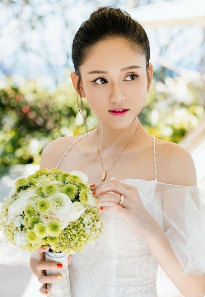 短裙|陈乔恩晒合照秀恩爱，打扮精致一点不像42岁，看着比小男友都嫩