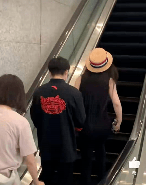 内衣|邹市明夫妇现身！冉莹颖穿搭清凉露出内衣肩带，身材比卡戴珊还辣