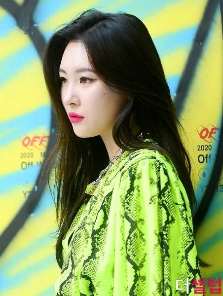 系上|“韩国第一美腿”宣美穿荧光绿蛇皮裙白到发光，网友：哪有胖16斤