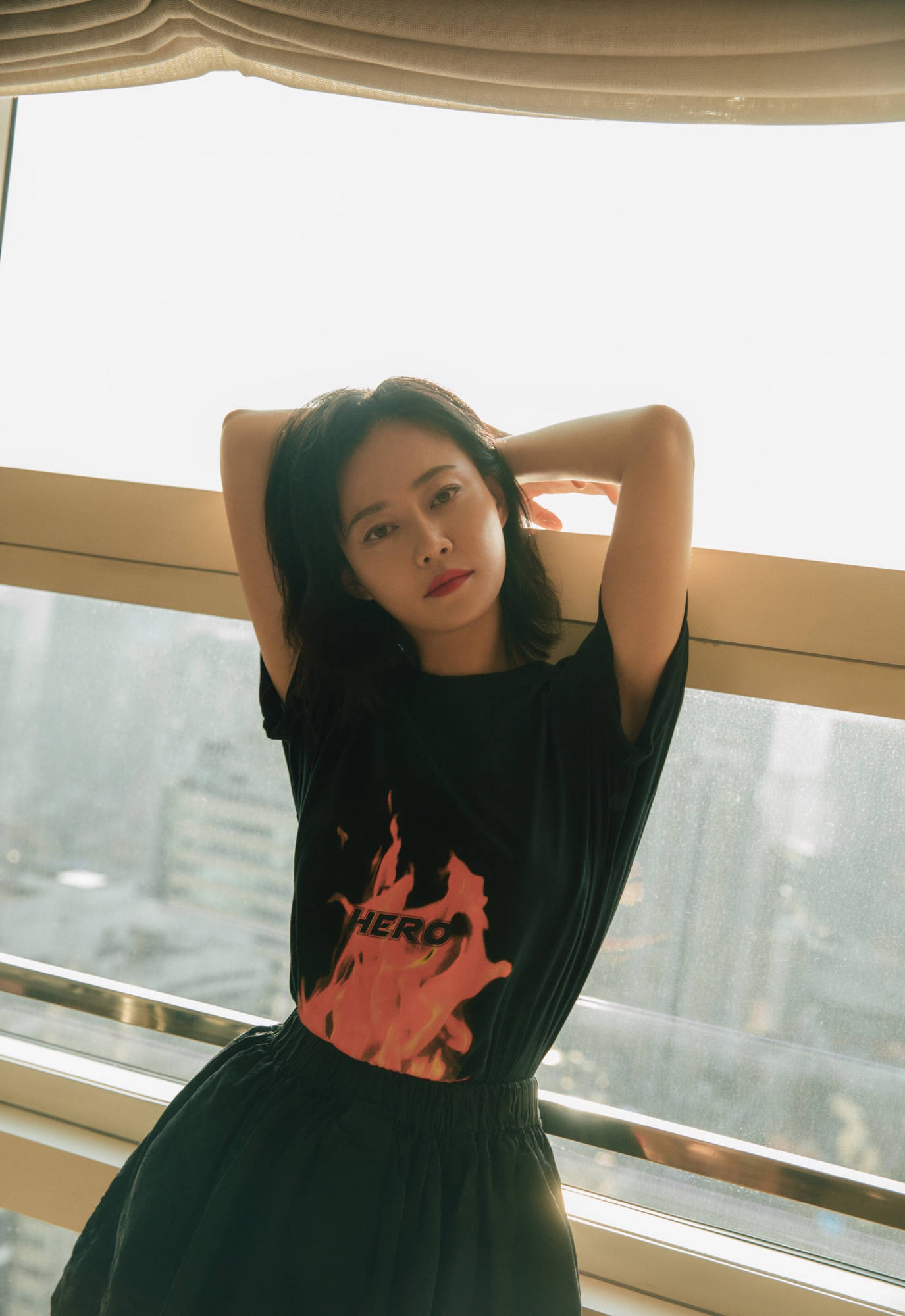 西装|谭卓黄晓明同框拼气场，镂空连衣裙配冷艳高级脸 郎才女貌太般配