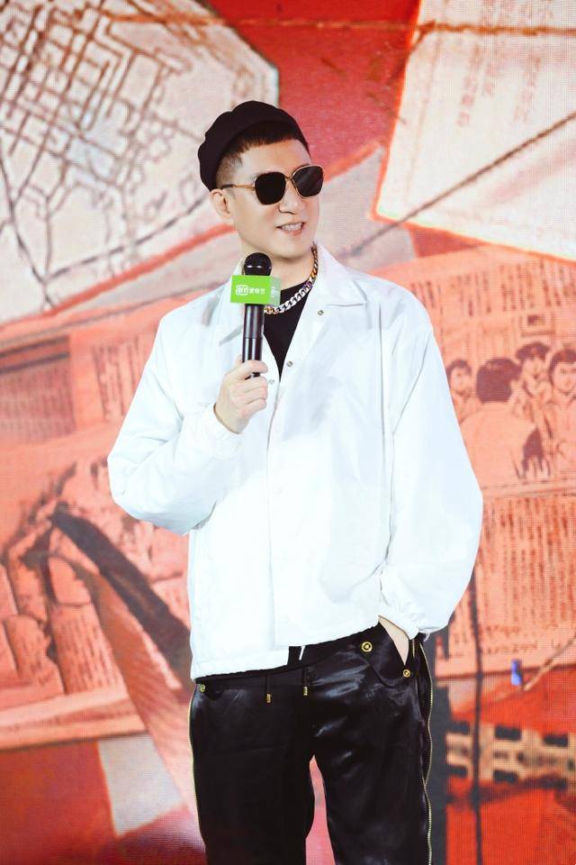 个性|50岁孙红雷爱上粉嫩穿搭，穿淡粉色短袖配短裤，“颜王”真是潮男