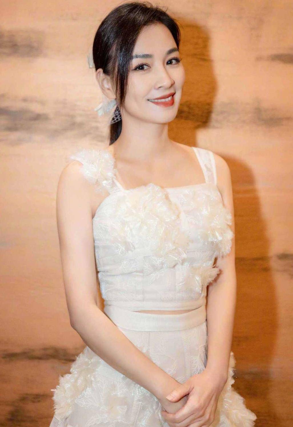 面料|这才是50岁女人该有的打扮，拒绝“扮嫩”，简单高级的气质更美