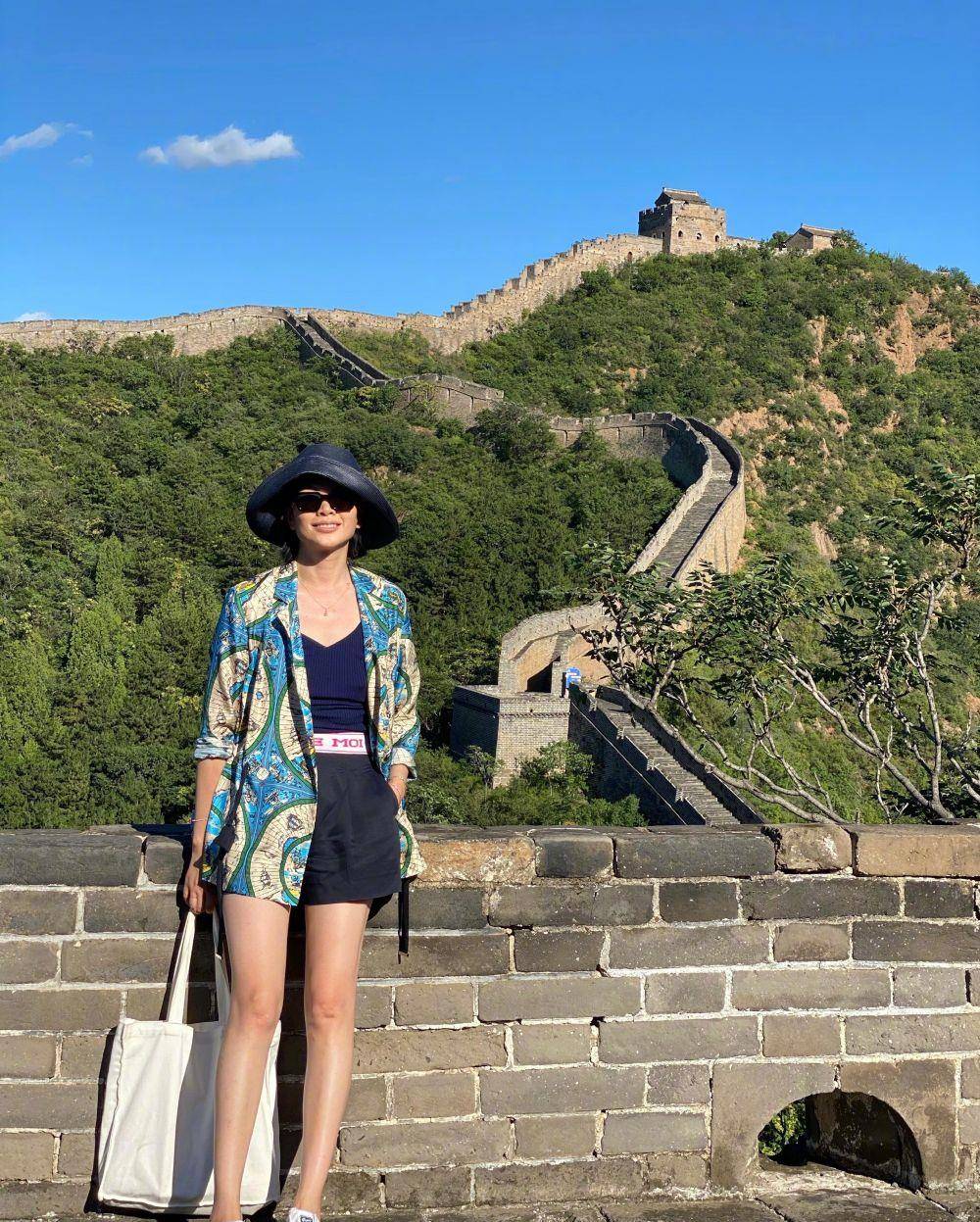 运动感|超模吕燕全家游长城，法国老公和混血儿子超帅，40岁身材依旧抢眼