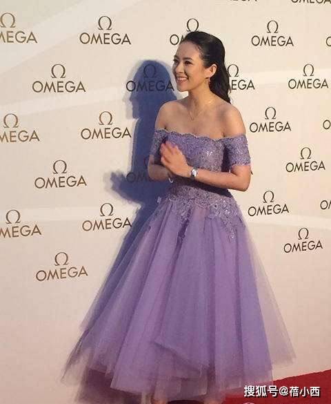 黑色|章子怡不愧是“汪峰的老婆”，穿深V领亮片裙，身材饱满又惊艳