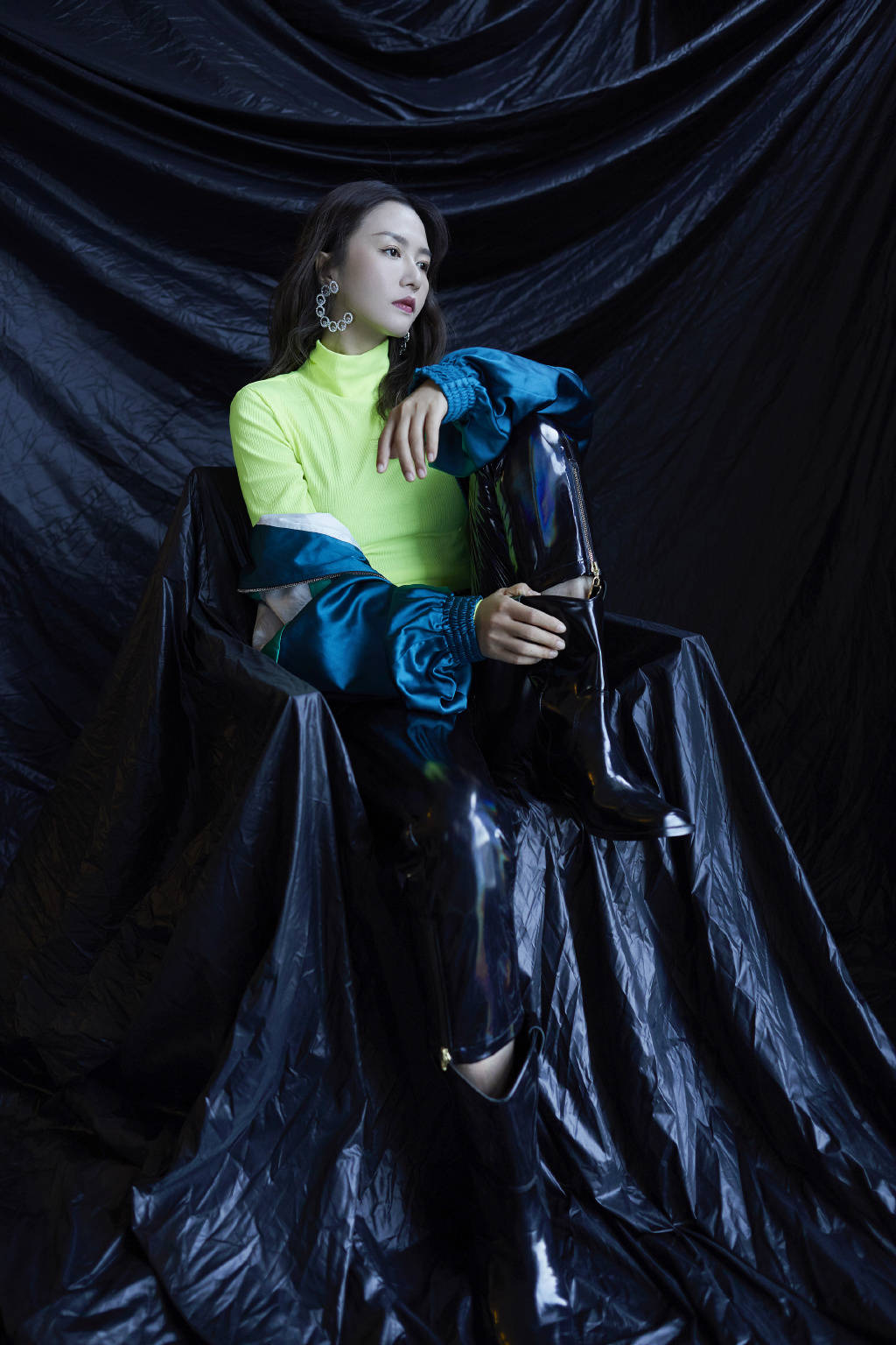 黑色|谭维维张杰同台实力飙歌，高马尾红唇妆，展现时尚率性魅力