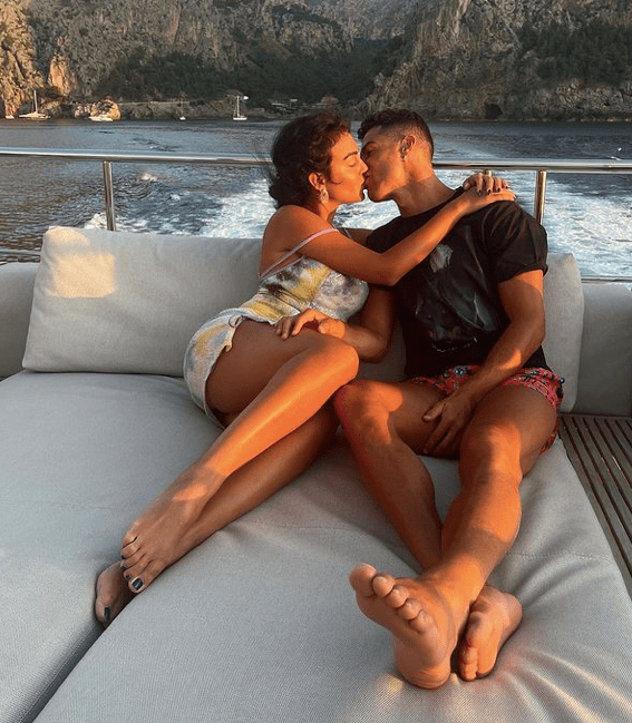 苗条身材|C罗与未婚妻甜蜜Kiss！乔治娜裹吊带裙太火辣，竟比金卡戴珊性感