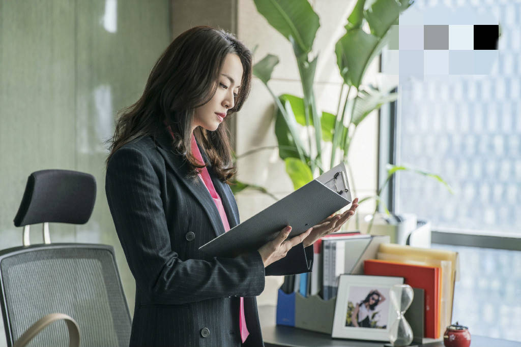 黑色|姚晨一袭包臀裙亮相好优雅！同框57岁刘德华，穿阔腿裤气质又少女