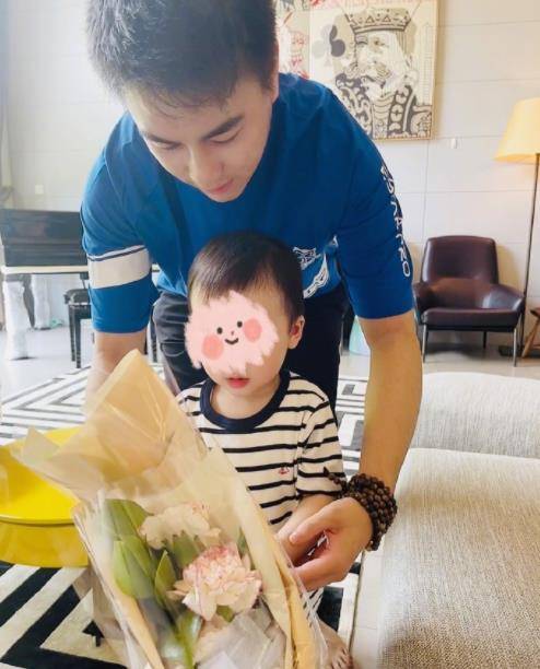 何猷君|奚梦瑶晒剪短发孕期自拍照片，对镜美食加餐胃口好。路人：厉害