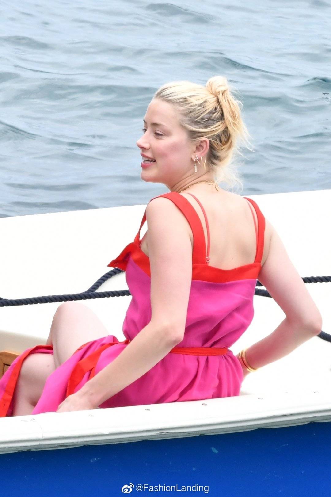 感觉|艾梅柏·希尔德穿粉红色裙子太抢眼，浪漫风格真惊艳