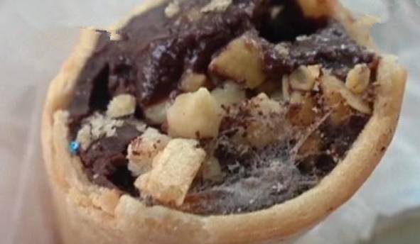 果业|母亲给2岁孩子买零食，吃到一半发现里面有异物，母亲：太恶心了