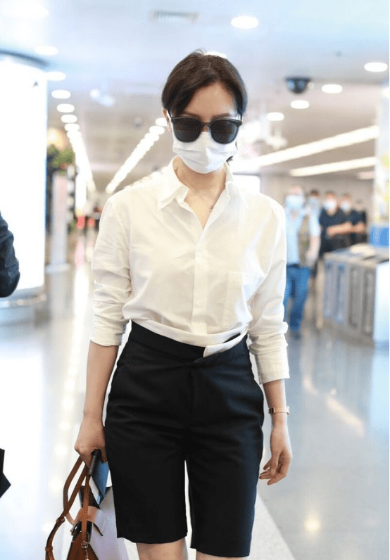 陈数太|陈数太有自信了！白衬衫搭五分裤，不仅不显腿短，却意外时髦好看