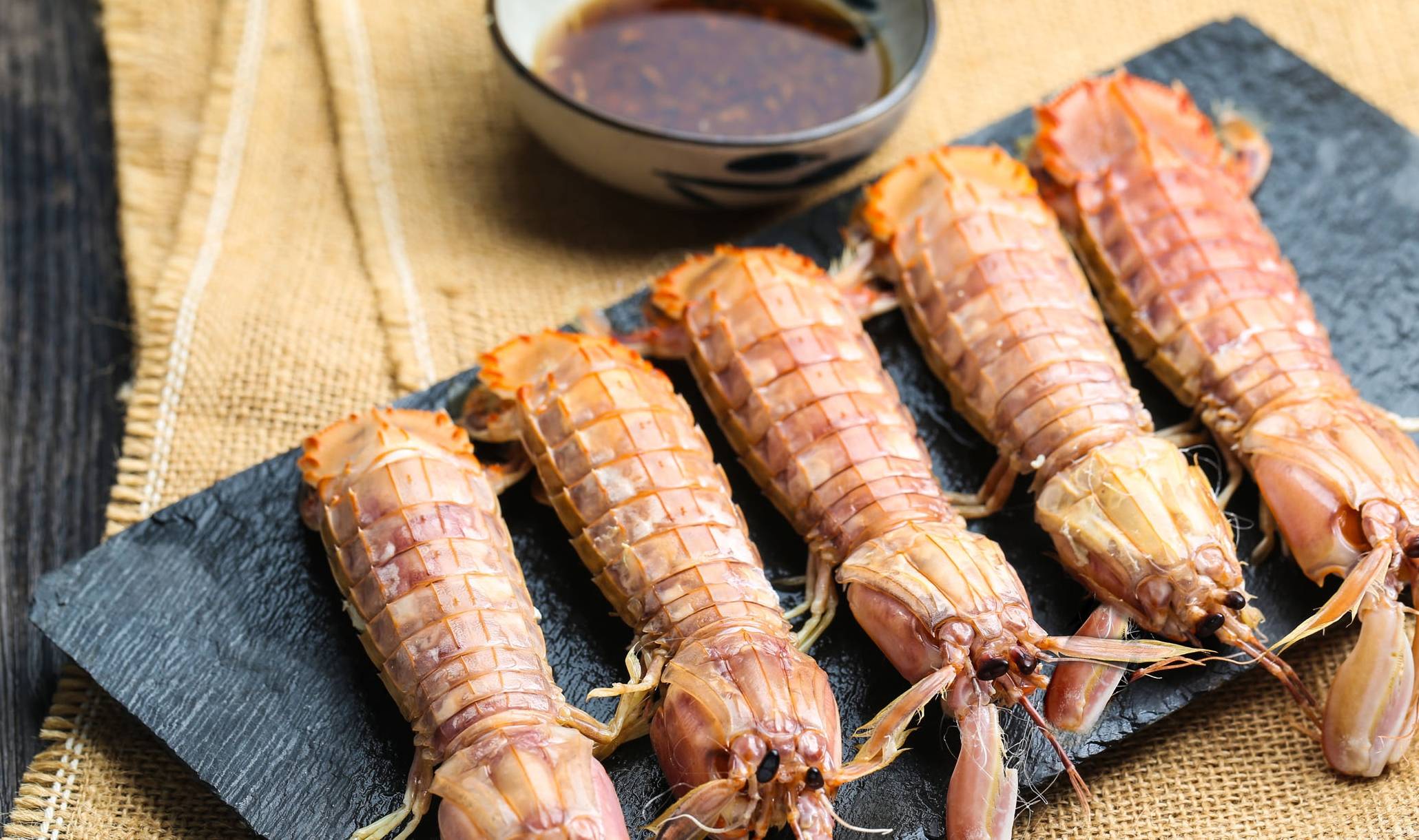 龙虾吃什么部位肉 c7e666b71c8443b28bf9233a7348589a.jpeg