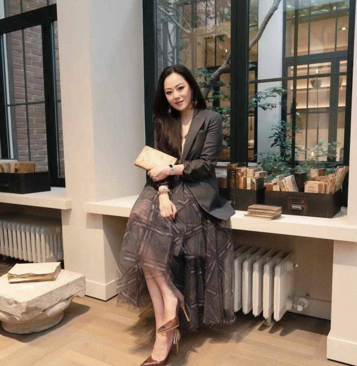 章小蕙|章小蕙气质全开，身穿一袭白色薄纱套装凹凸有致，曲线感满分