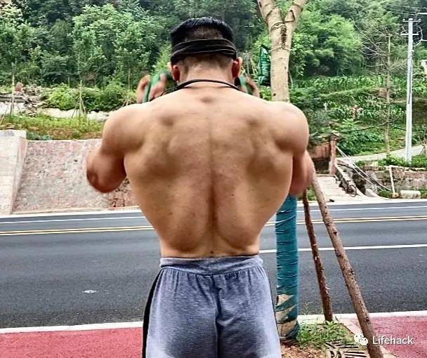 健美|39岁男警察身材照被曝光：撸铁15年成肌肉巨无霸，罪犯都不敢惹他