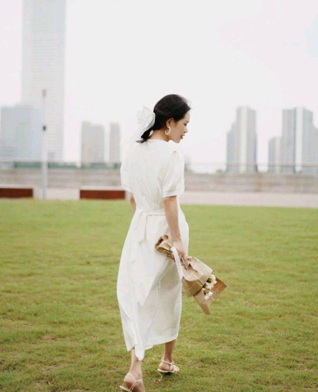 短裙|上班族该怎么穿衣搭配？简约干练的穿搭，既有气场又有魅力