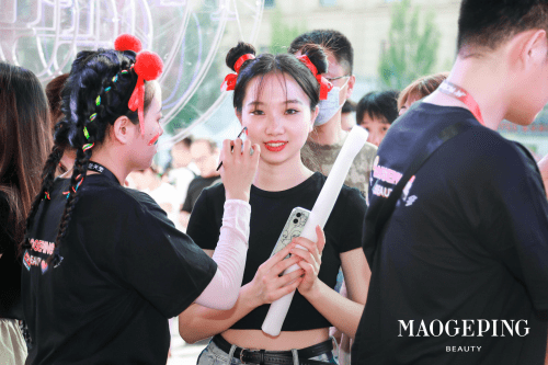 音乐节|光芒四射,闪耀“冰城” ,毛戈平美妆再携草莓音乐节掀起彩妆新风暴