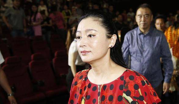 风韵|陈红虽然已经50多岁了，但神态风韵仍在，穿着黑点红裙气质极佳