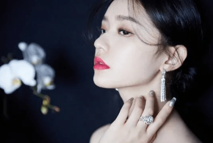 林允疑似有新恋情,与帅哥一起会家中,和冯绍峰复合无望