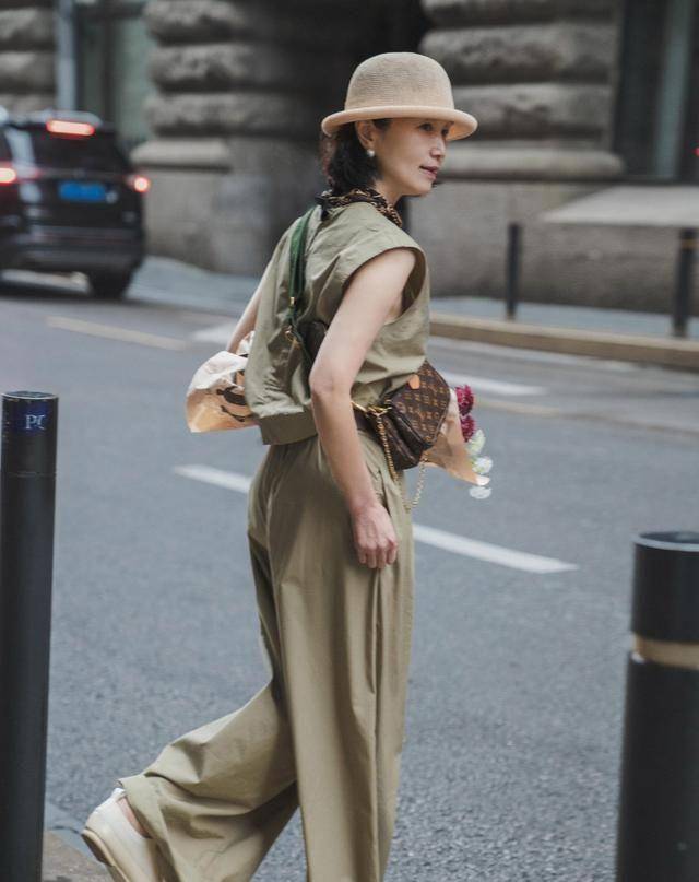 面料|这才是50岁女人该有的打扮，拒绝“扮嫩”，简单高级的气质更美