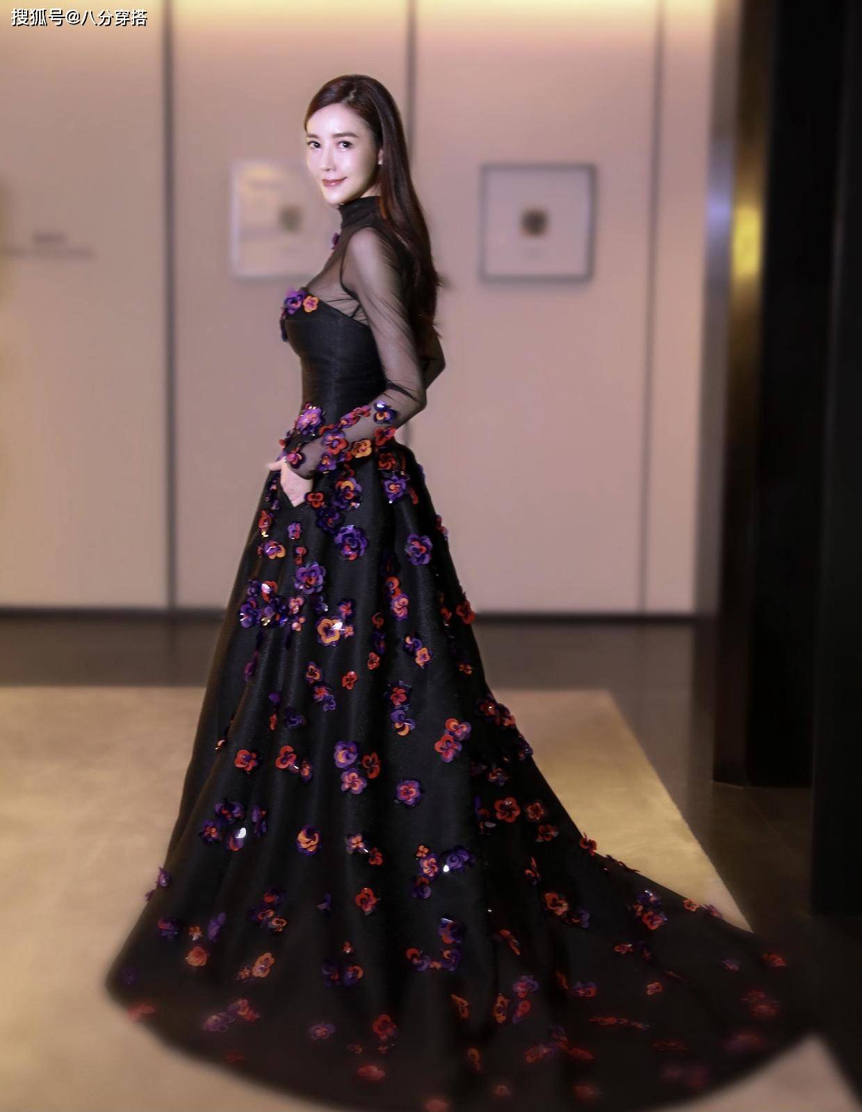 美眉|周韦彤对身材真自信，暗灰色抹胸连体裤配西装飒爽霸气，高挑有型