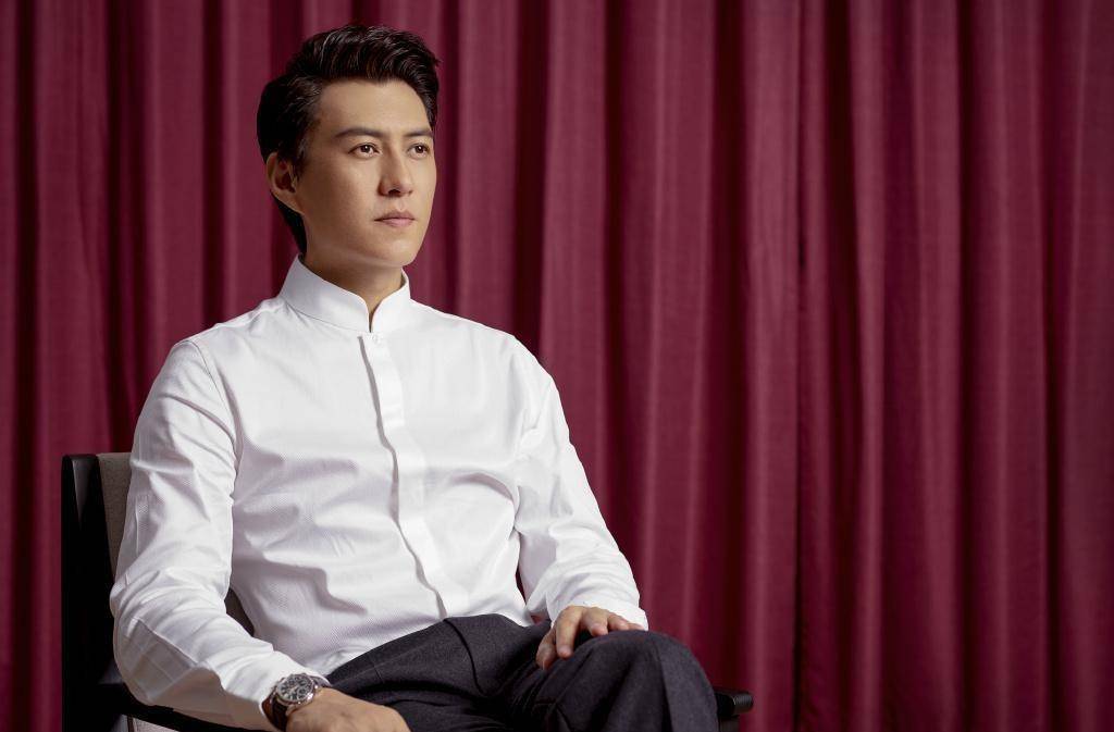 设计|靳东身材发福脸大抢镜，粉色衬衫配白T恤，44岁也扮小鲜肉