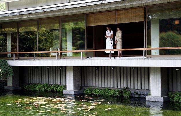 东方|梅拉尼娅穿刺绣裙颇具东方古韵美！日本第一夫人穿条纹裙输了气场