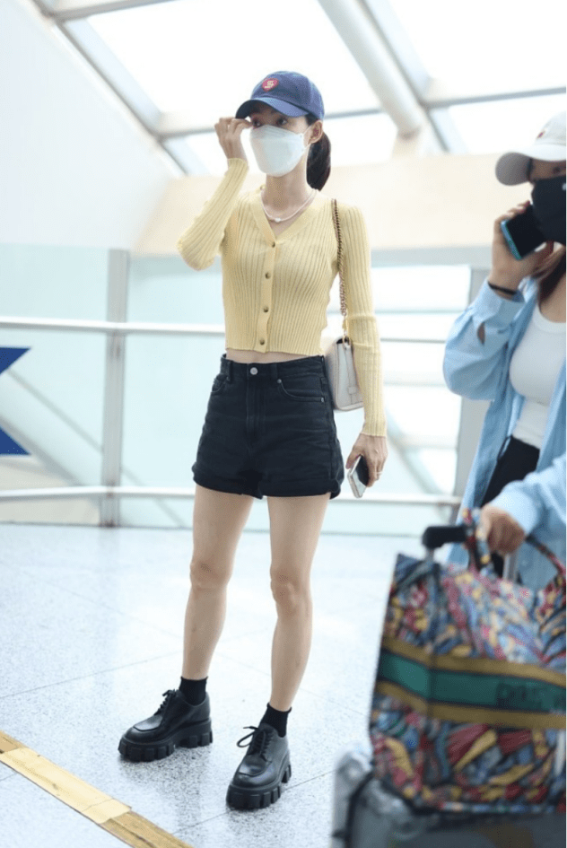 王丽坤真挺会穿的,紧身上衣配短裤显出s型曲线,身材也太a了