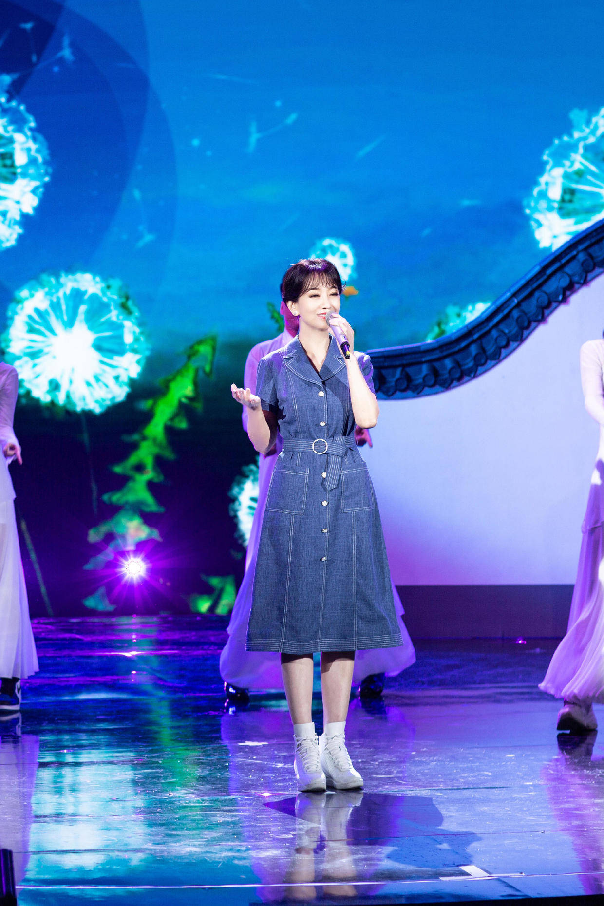 赵雅芝活成"奶奶辈骄傲",穿黑白印花连衣裙温柔优雅,端庄高贵