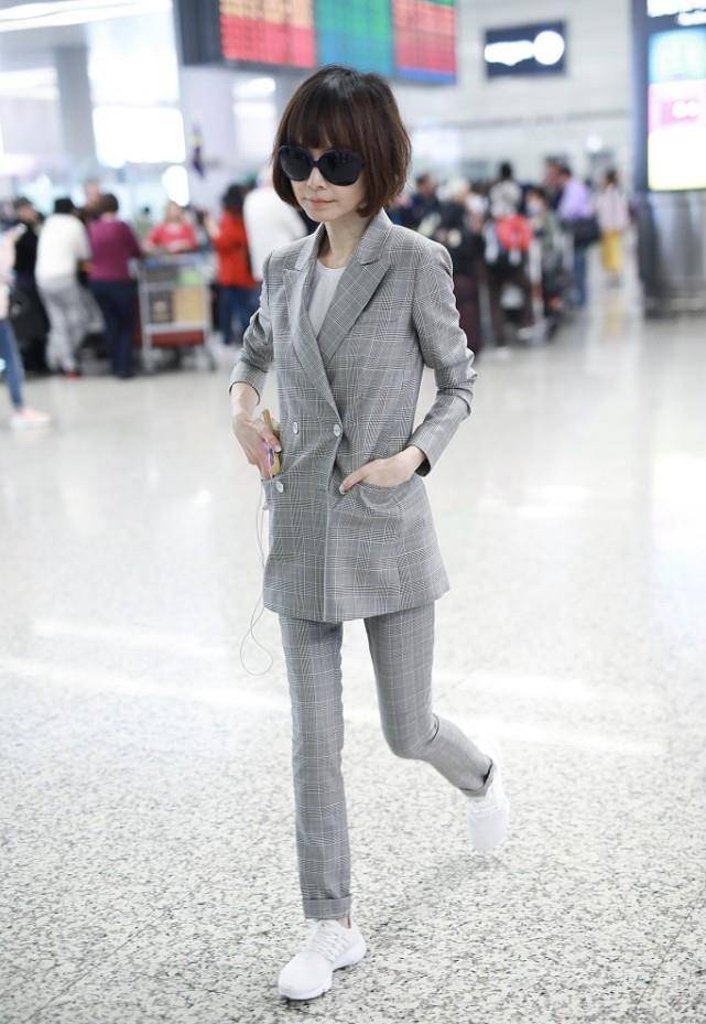 因为|鲁豫真是瘦得过分了，西装系了扣还是松垮垮，好在剪得短发挺显嫩