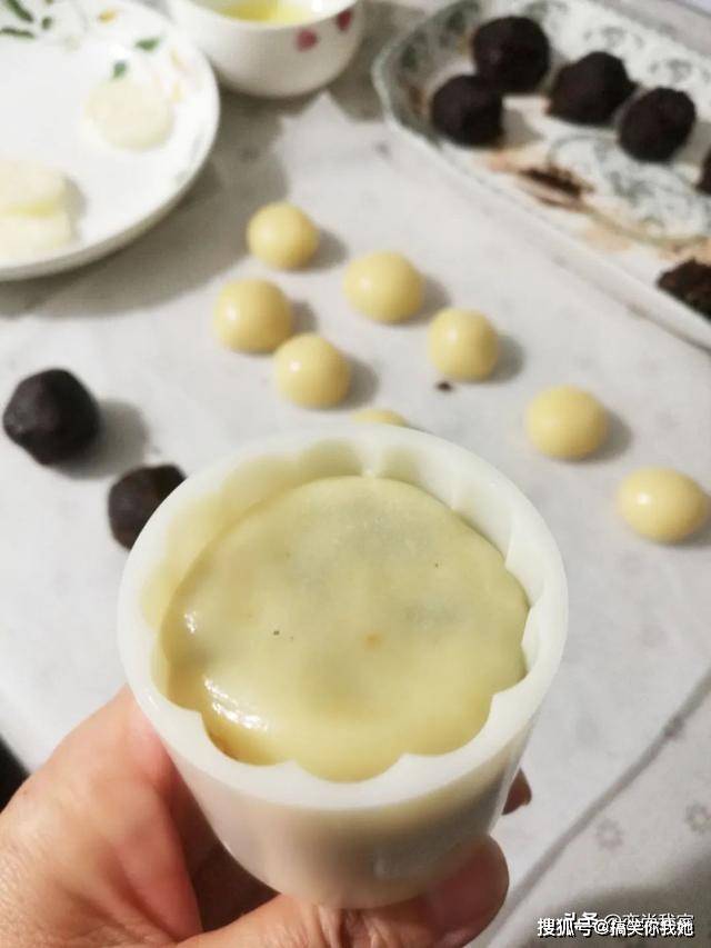 豆沙|做月饼不用烤箱，这个豆沙蛋黄馅月饼虽然外观不好，但口感真的好