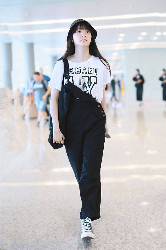 黑色|娜比真是“妹系”女星 麻花辫可爱感满满