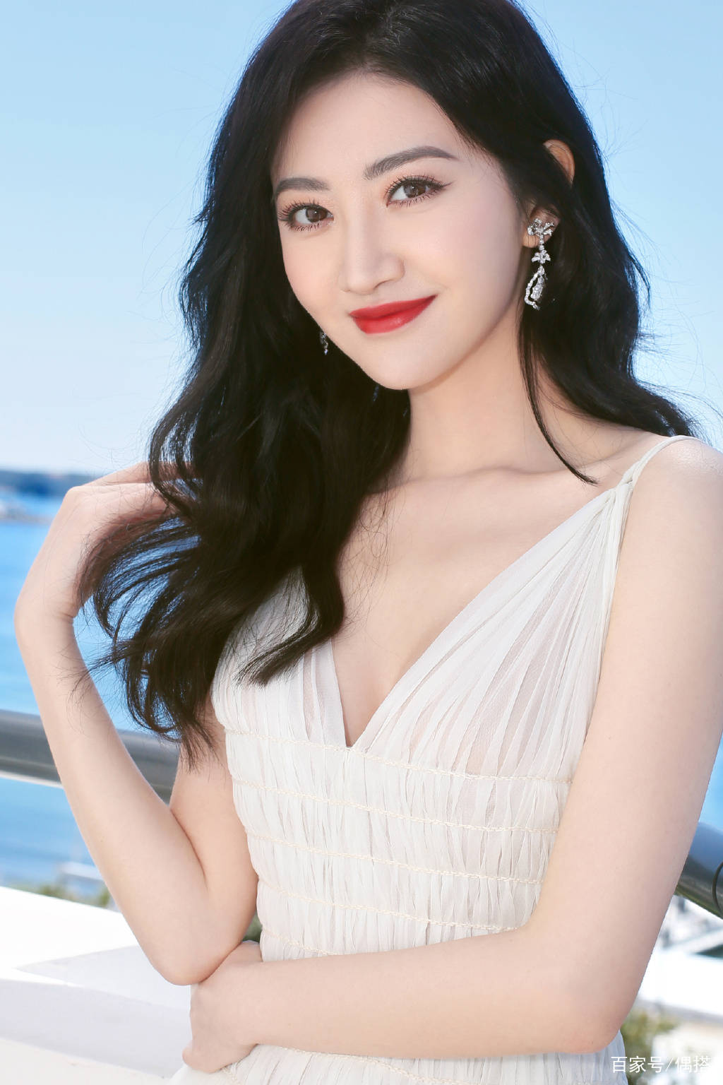 景甜|被景甜美到了,半扎马尾,穿T恤+短裤,美回18岁,分手状态依然好