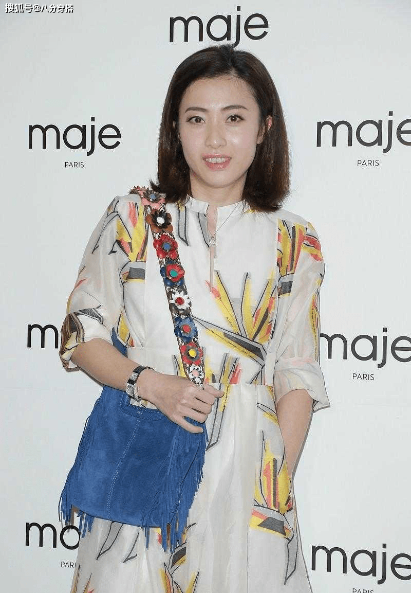 甘比|甘比终于穿对了，白色印花连衣裙清新自然，穿搭简约却很有贵妇范