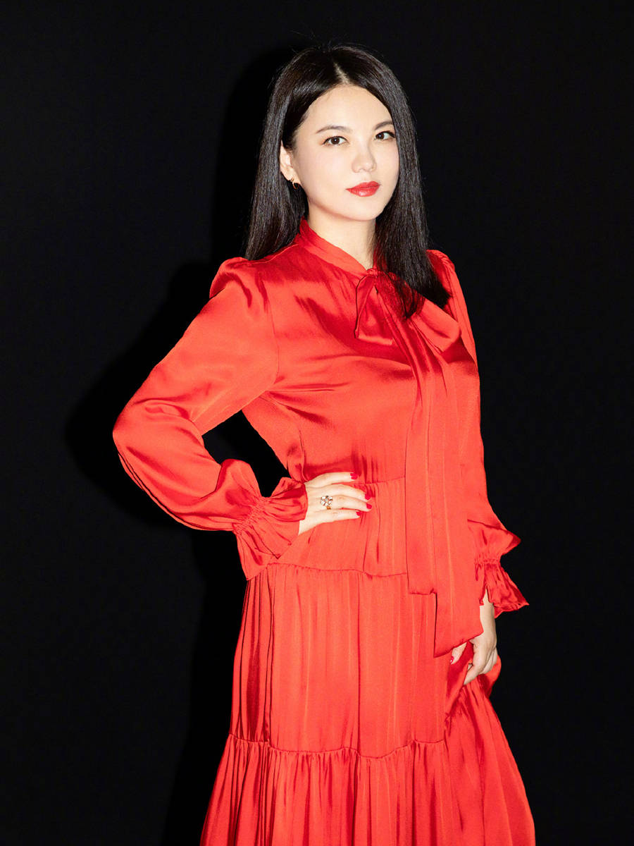 李湘|辣妈团同穿红裙，43岁李湘涂大红唇，微胖身材美得出众！